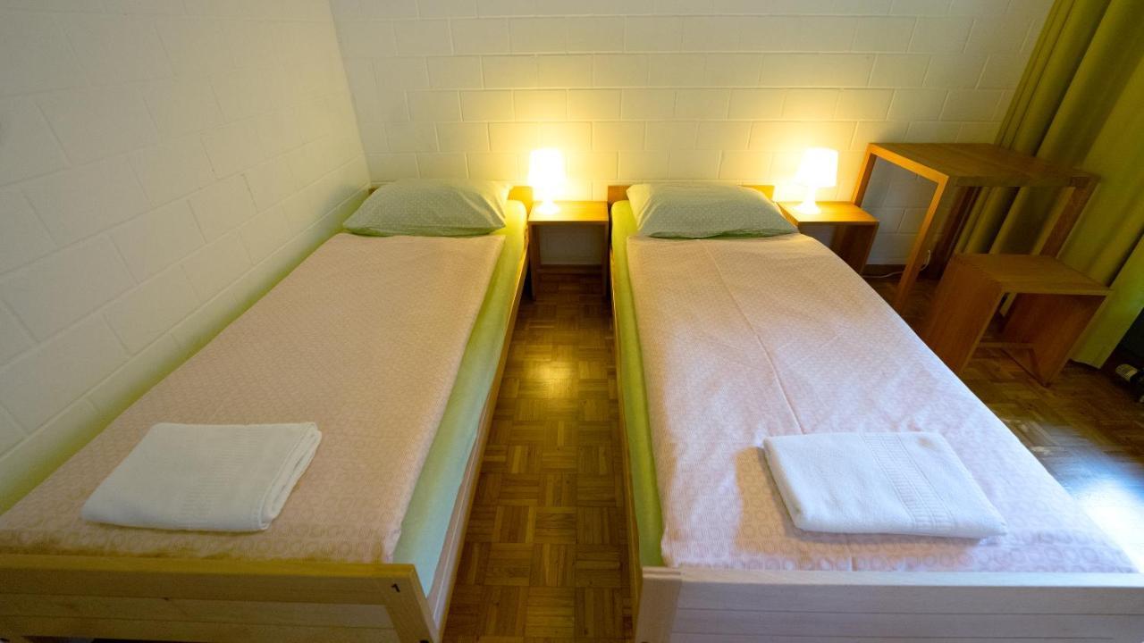 Zweibettzimmer mit Dusche